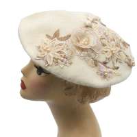 Ivory beret embroided with flowers
